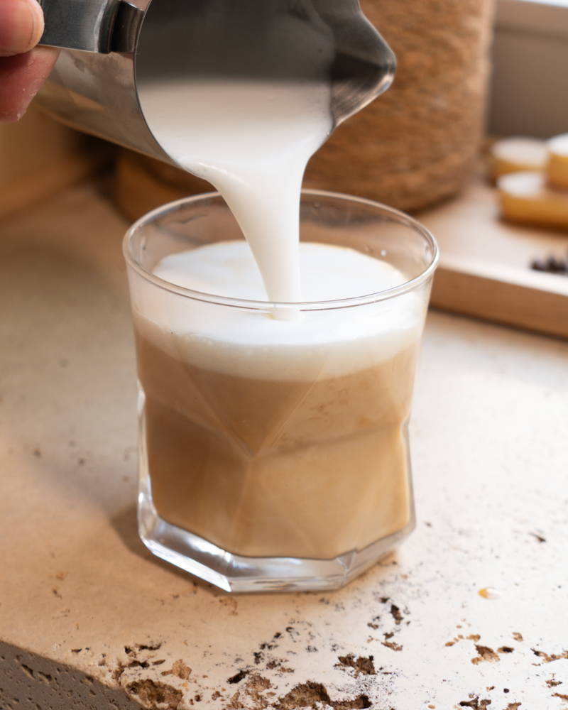 Tiramisu Latte, Milchschaum wird mit Drink vermischt