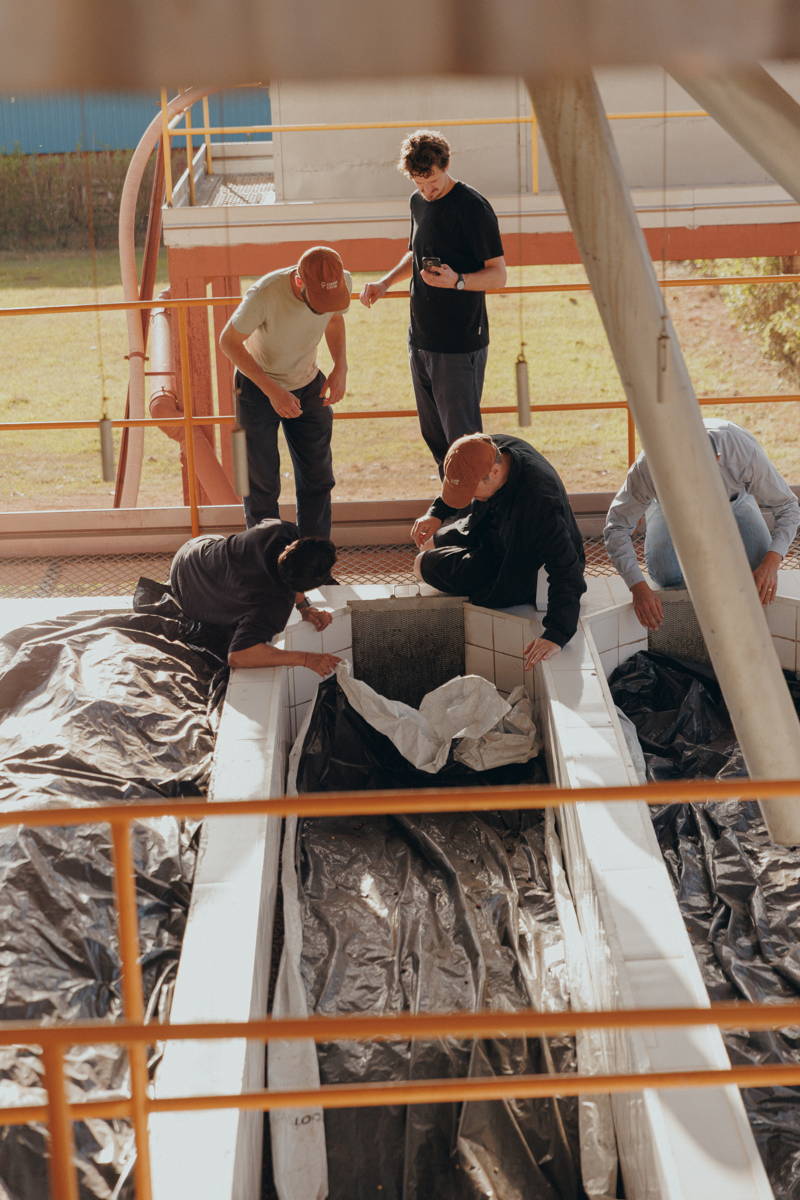 Martin, Hannes und Robert fermentieren Kaffee mit Kefir bei Daterra 2025