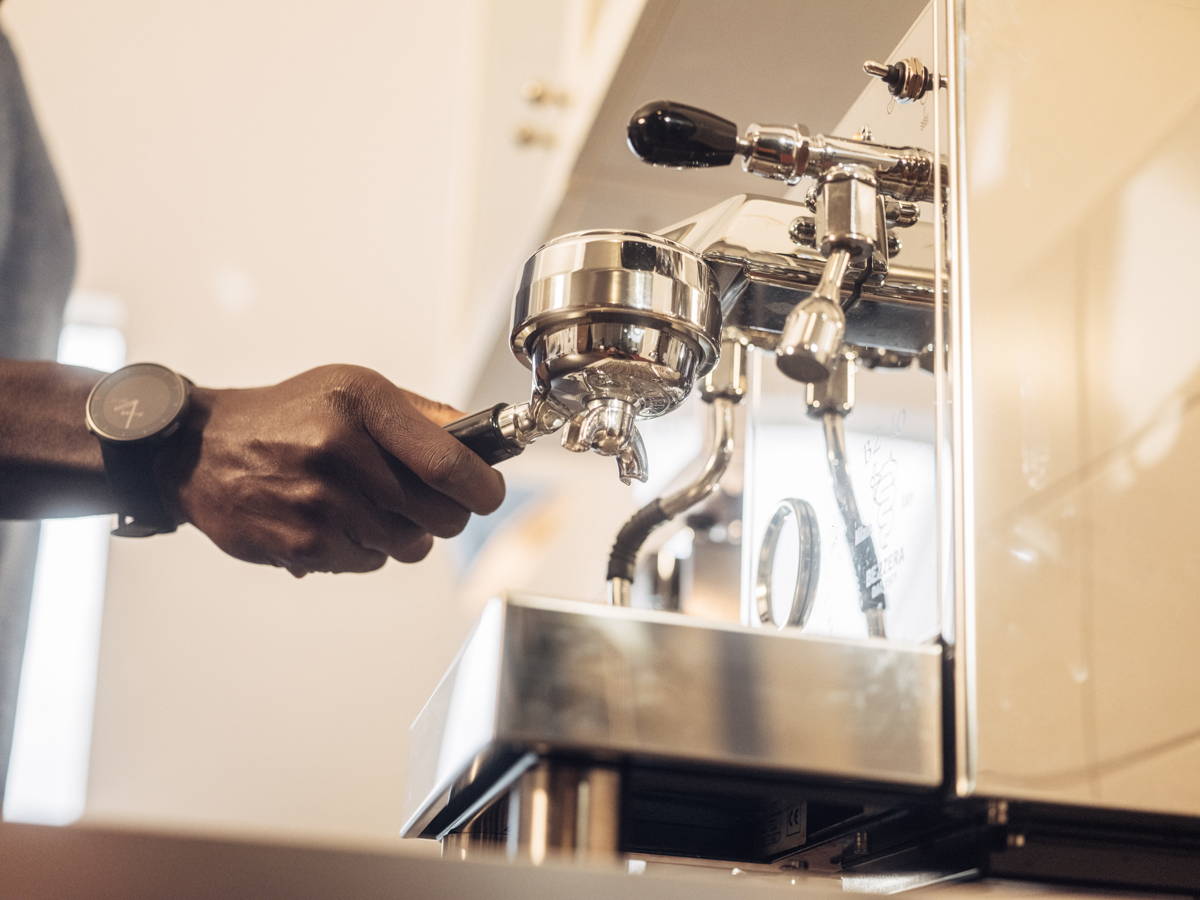 Mit der Espressomaschine zu Hause Espresso zubereiten.