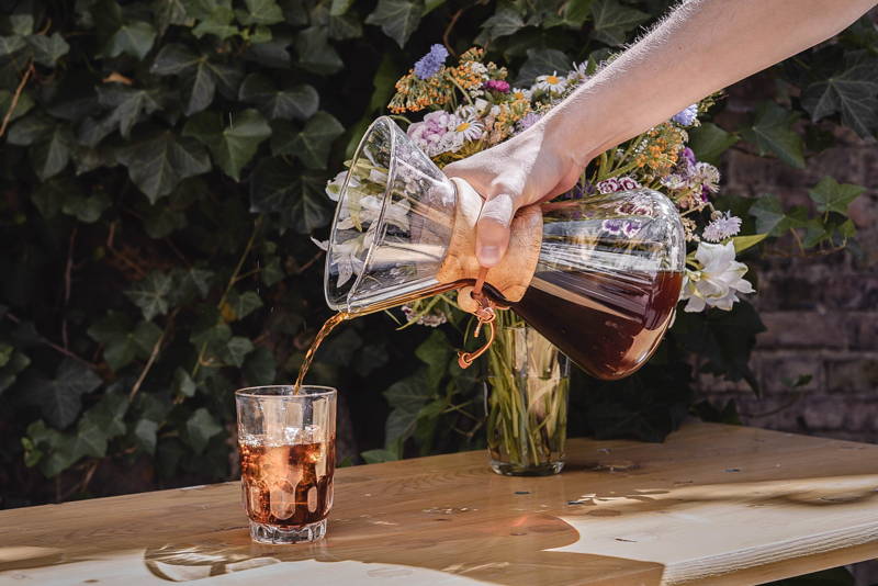 Rinse your filter paper with hot water as usual to remove the slight inherent taste of the paper and pour the water away. Then add 300 g of ice cubes to the carafe and replace the filter.