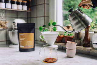 Kennisa als Filterkaffee Kenissa Zubereitung mit einem Handfilter.