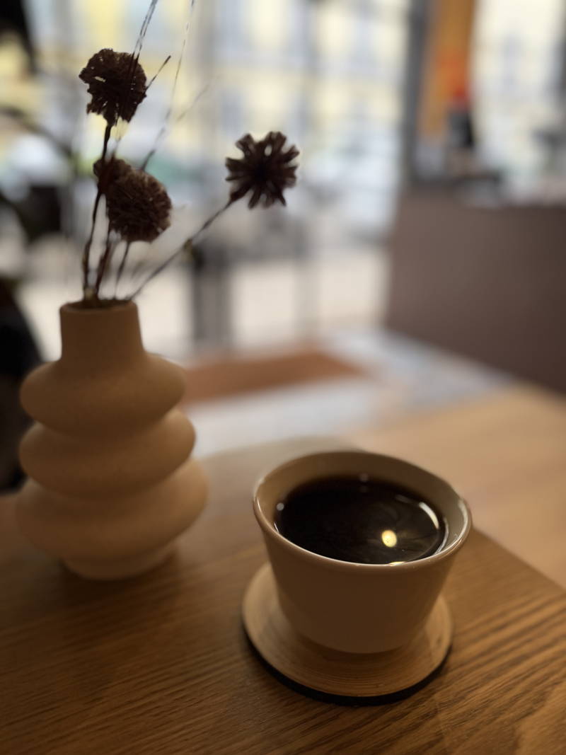 Batch Brew mit Blumen auf dem Tisch, Orioli Café Lissabon