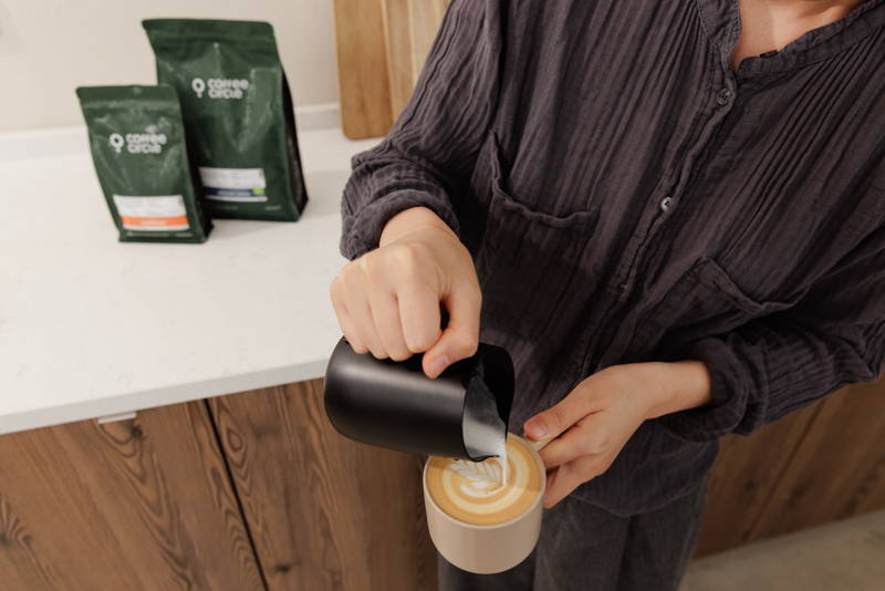 Milch eingießen für Latte Art
