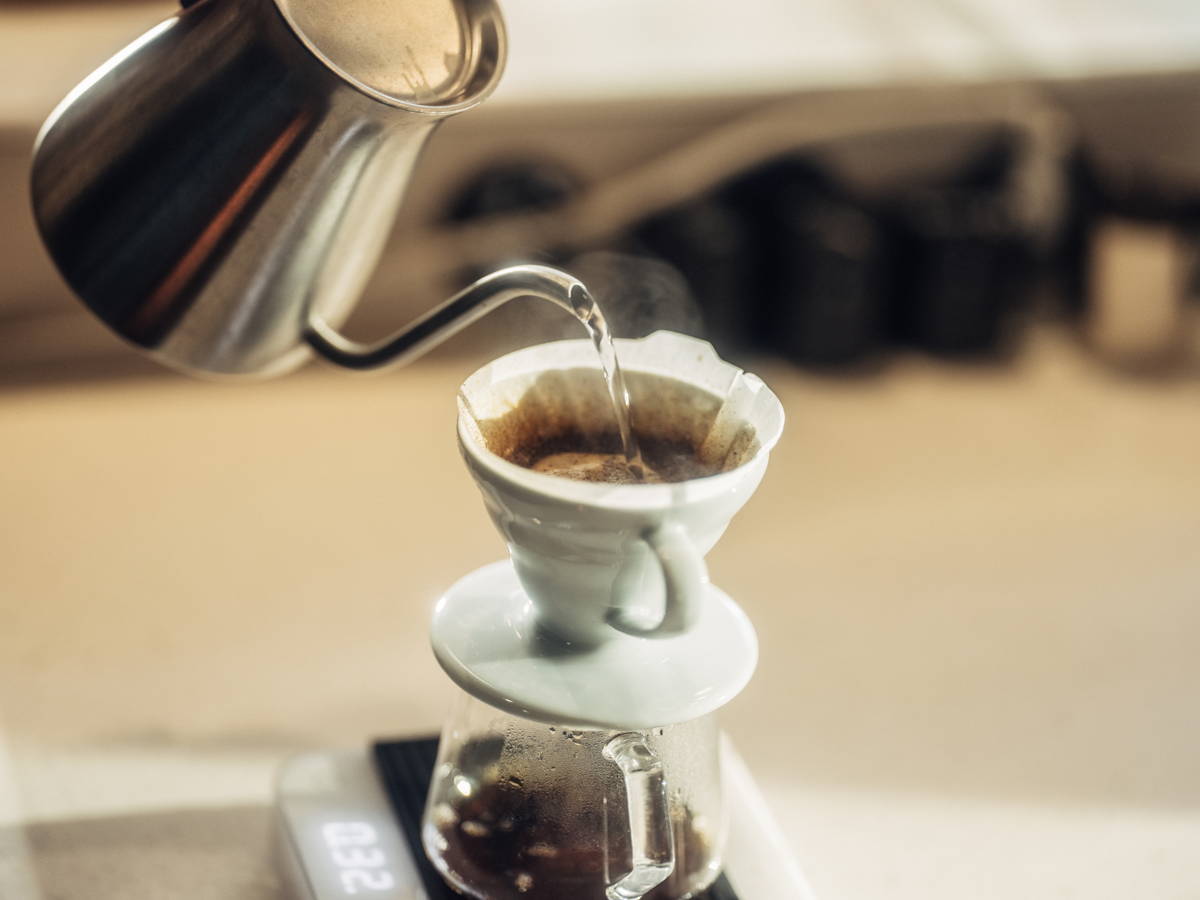 Zubereitung von Filterkaffee mit dem Handfilter.