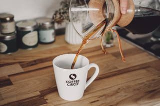 Fertig ist dein Filterkaffee, genieß' ihn! Fertig ist dein Filterkaffee, genieß' ihn!