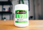 Cafetto EVO Bio-Espressomaschinenreiniger steht auf dem Tisch.