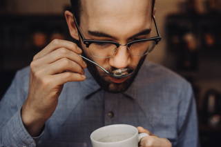 Hannes beim Cupping Unser Röstmeister cuppt mindestens einmal pro Woche