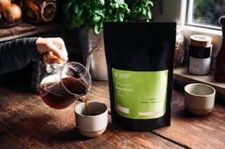 Geta Bore Kaffee Frisch aufgebrühter Geta Bore Filterkaffee in Kinto Tasse in der Küche