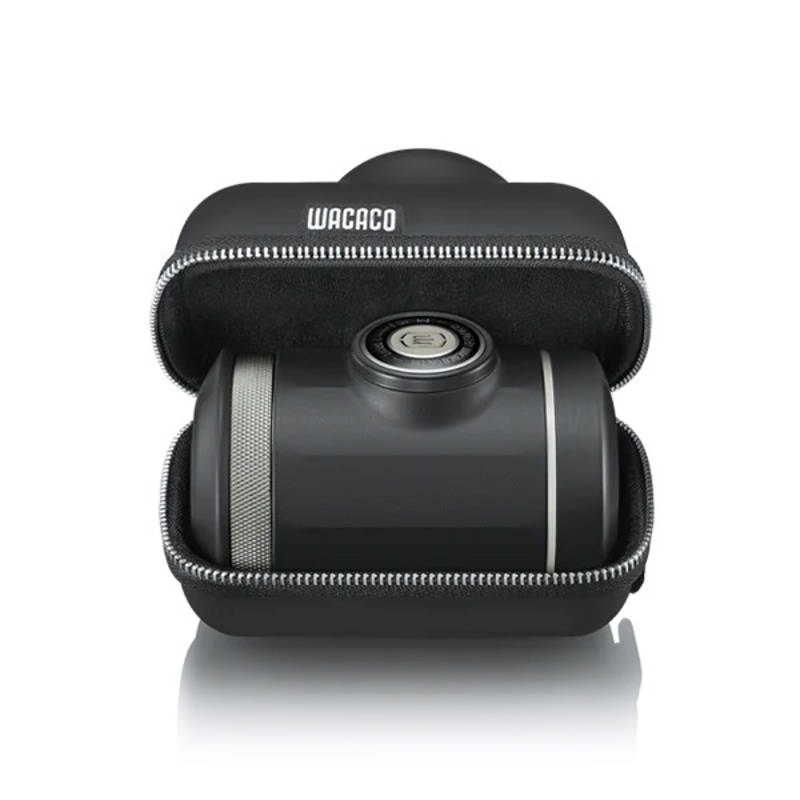 Wacaco Picopresso liegt in einer Schutzhülle.