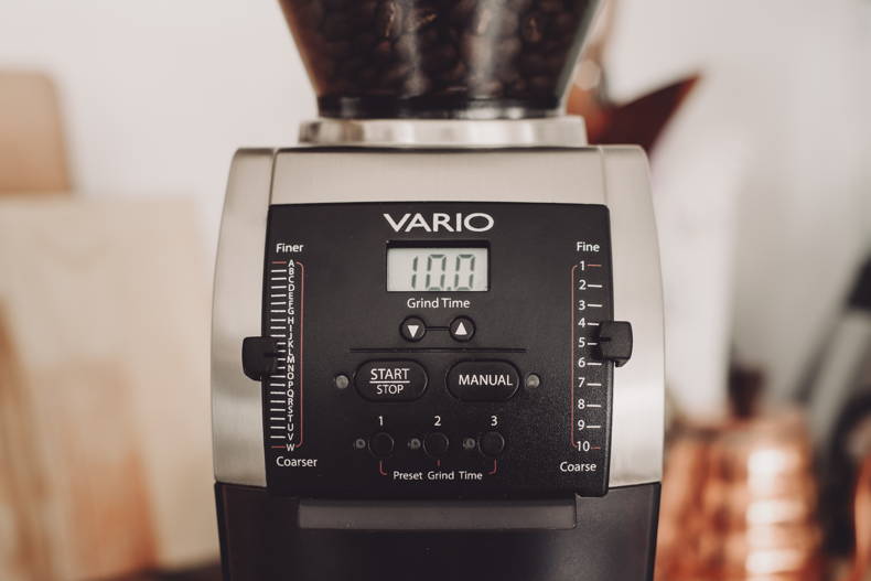 Mahle deinen Kaffee frisch und achte auf einen gleichmäßigen Mahlgrad