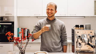 Moritz trinkt Kaffee