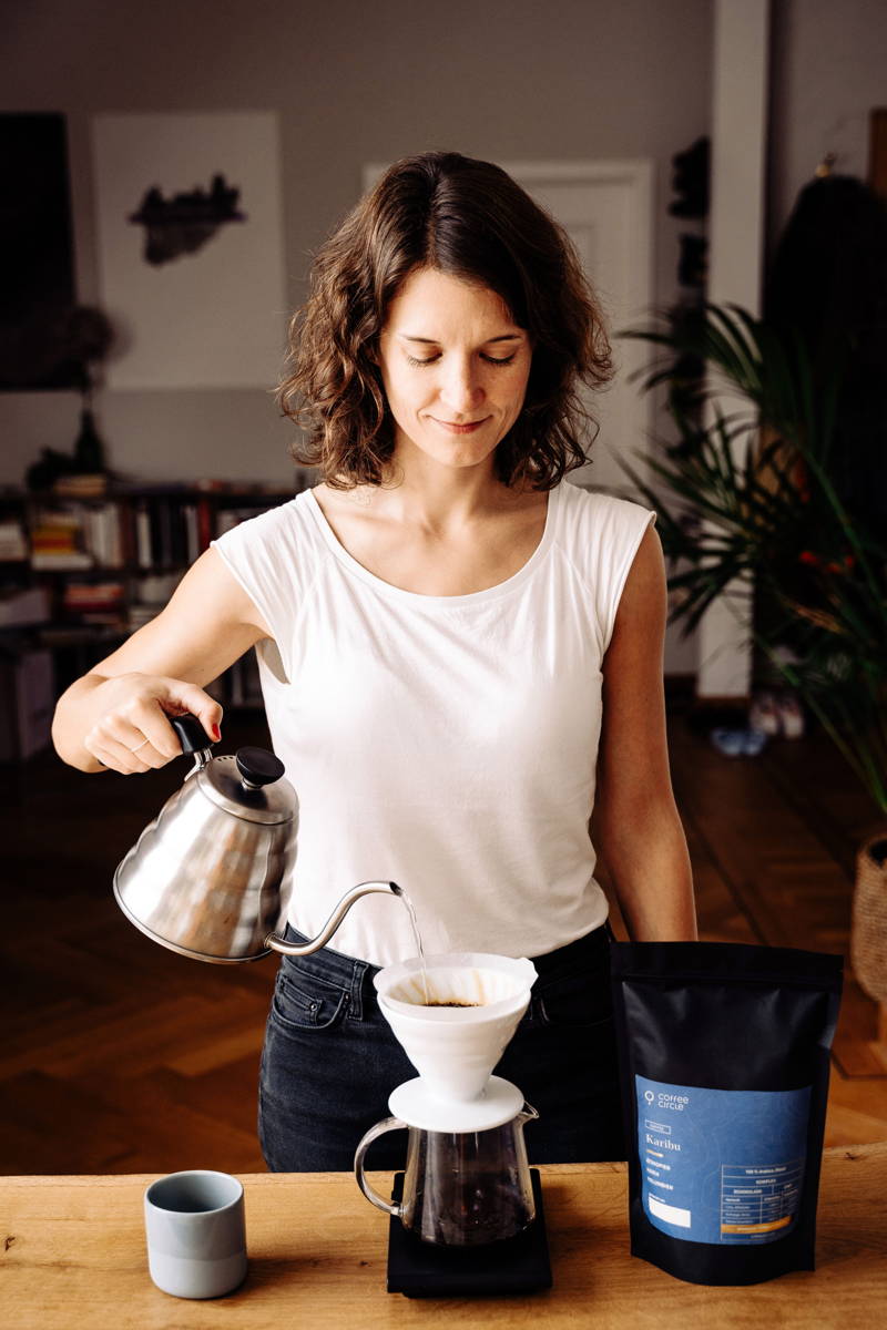 Karibu Filterkaffee wird frisch aufgebrüht mit dem Hario Handfilter und Wasserkocher von Helen