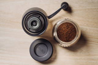 Einzelteile und Kaffeemehl