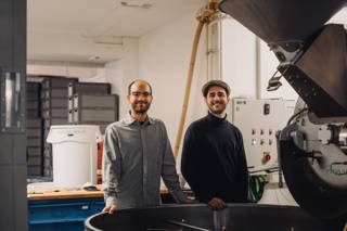 Am Röster Hannes und Ersin unsere Kaffeeröster