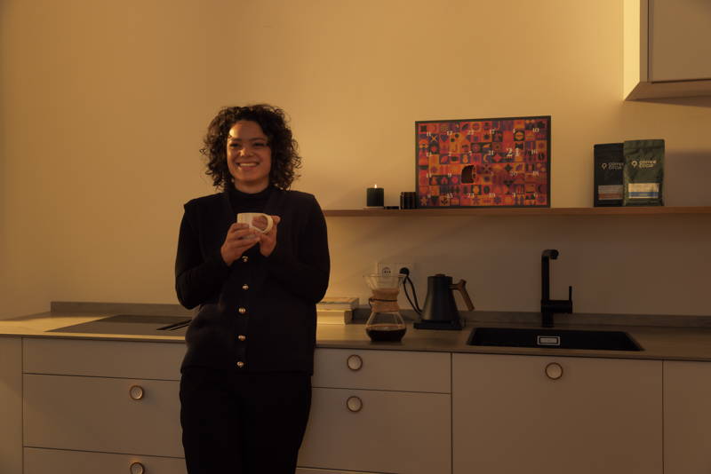 Frau steht in einer Küche, im Hintergrund ist ein Adventskalender zu sehen.