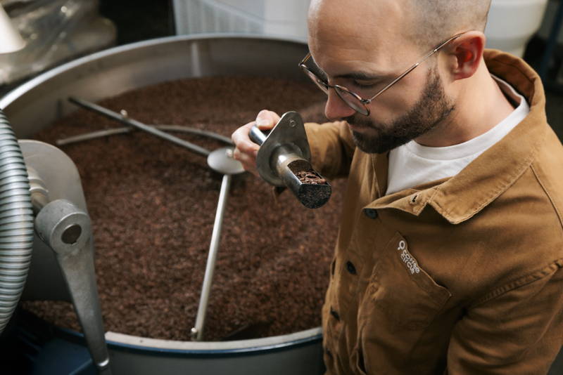 Hannes überwacht den Röstprozess