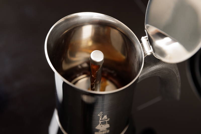 Stelle die Herdplatte auf mittlere bis starke Hitze. Zu hohe Temperaturen verbrennen den Kaffee und führen zu einem bitteren Nachgeschmack. Bleibe am Herd, denn schon nach wenigen Minuten ist dein Kaffee trinkfertig.