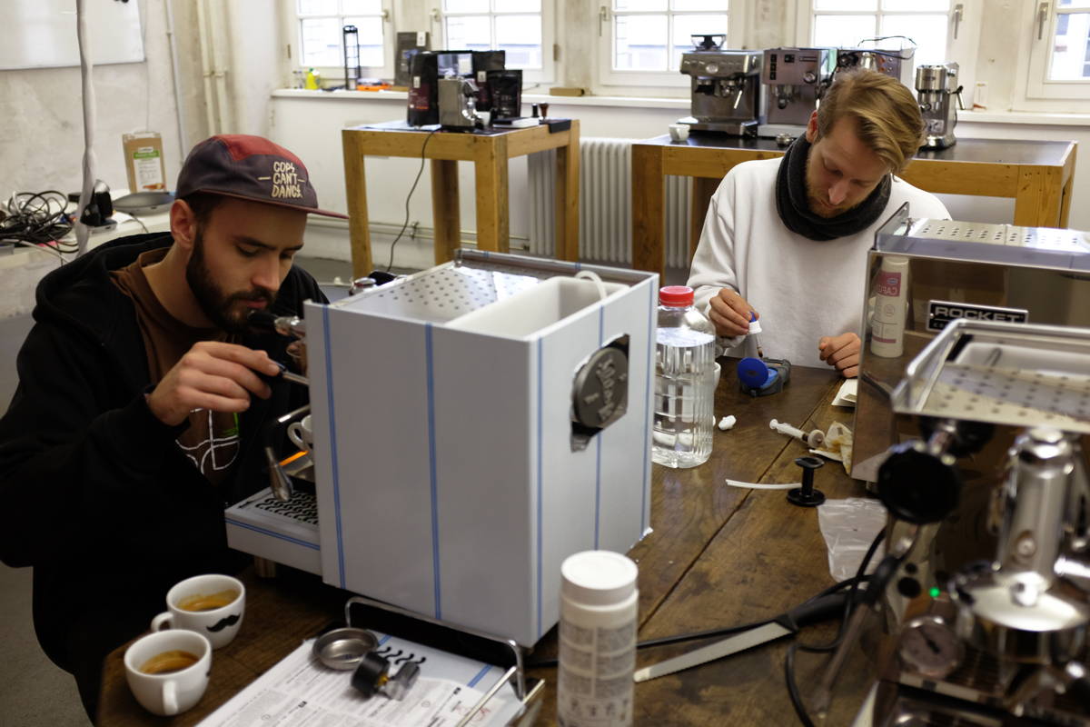 Johannes und Carlo beim Testen