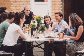 Kaffee im Sommer mit guten Freunden Kaffee im Sommer mit guten Freunden