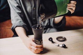 Limu Filterkaffee Limu Filterkaffee Bohnen frisch gemahlen in der Hario Mühle