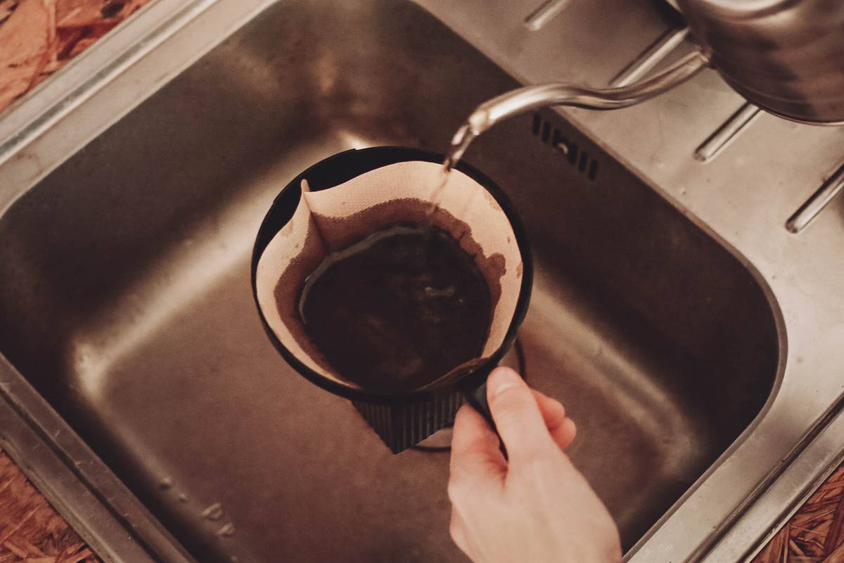 Bevor du den Filter mit dem Kaffee befüllst, spüle ihn einmal mit heißem Wasser durch.