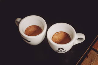 Fertig ist dein Espresso, lass' ihn dir schmecken! Fertig ist dein Espresso!