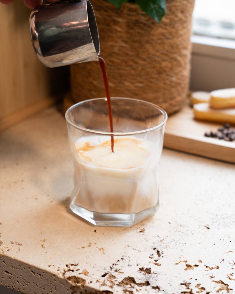 Espresso wird mit Milch vermischt