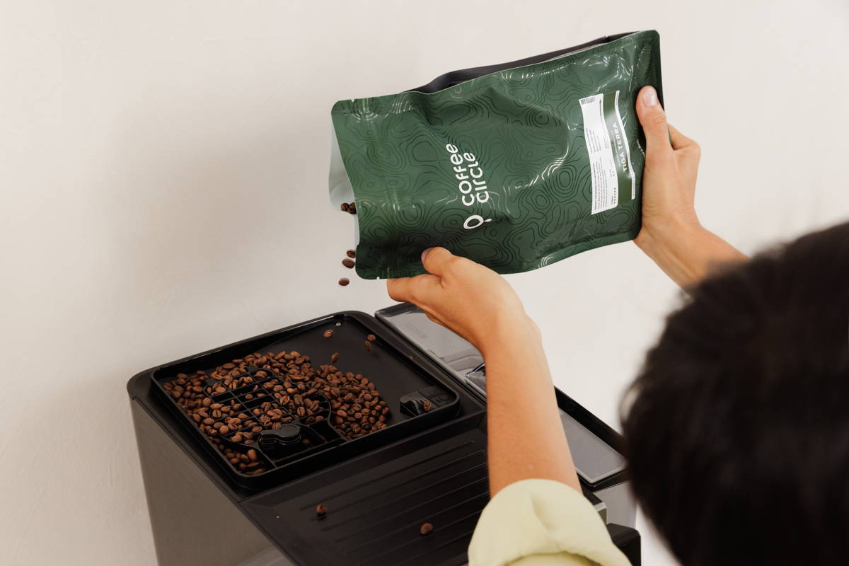 Kaffeebohnen in Kaffeebehälter von Siemens EQ 700 Vollautomat befüllen