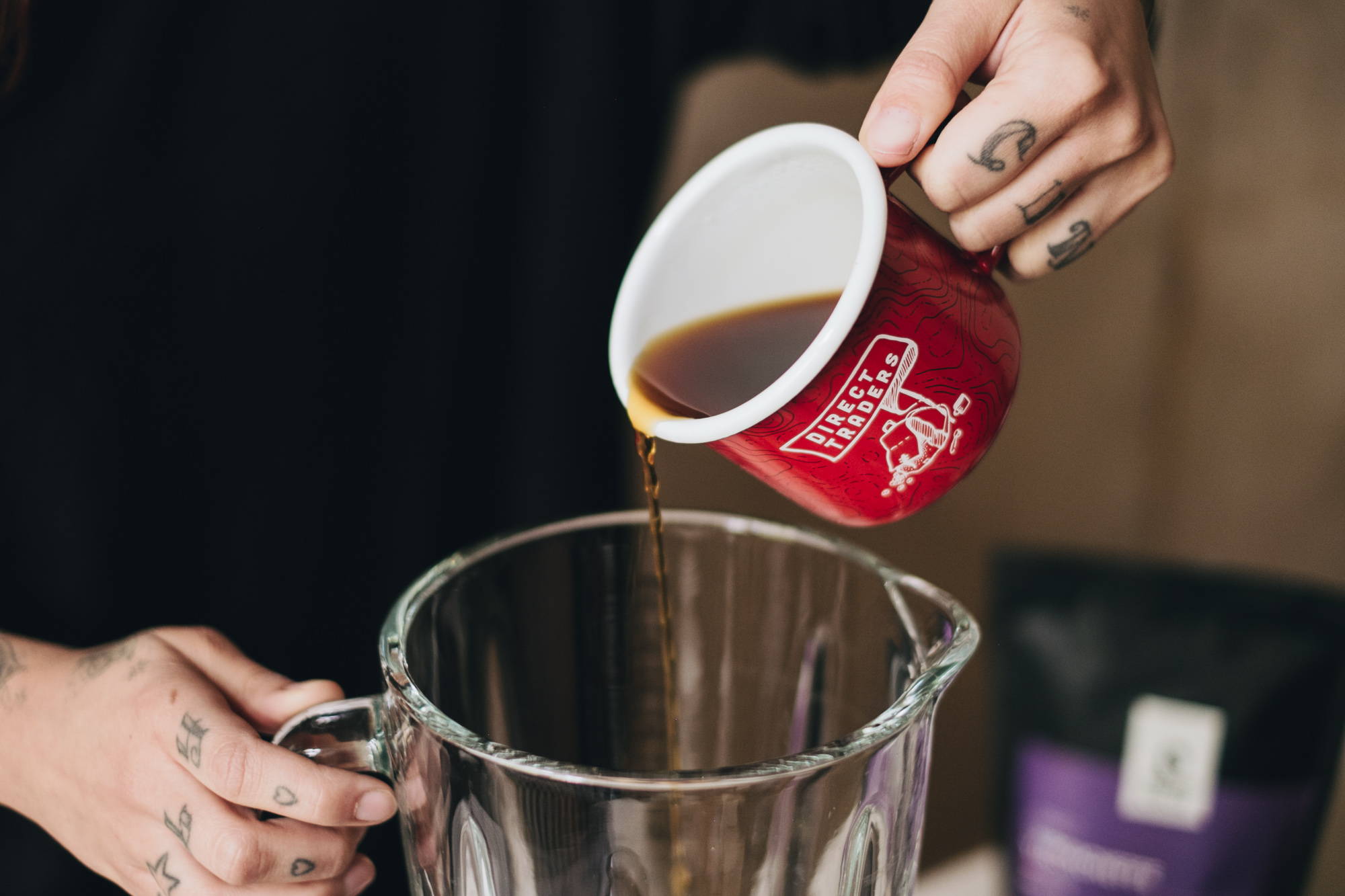Eine halbe Tasse starken Kaffee