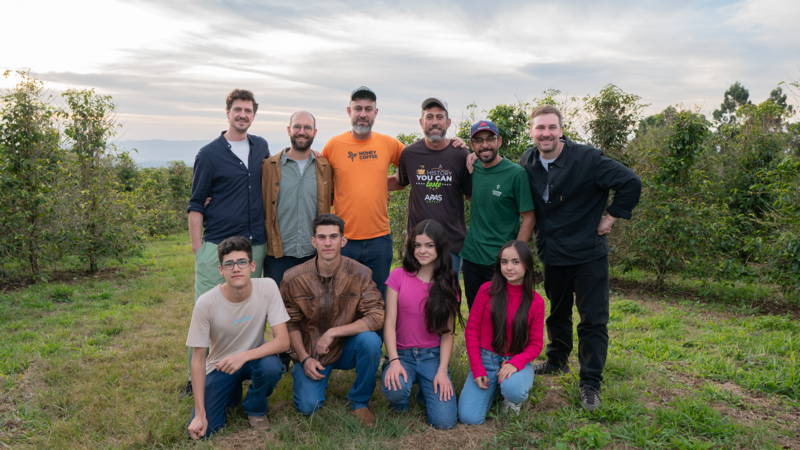 Martin, Hannes und Robert mit Kaffeefarmer:innen bei APAS 2025