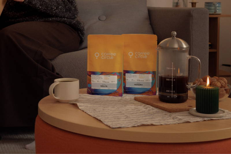 Mann und Frau packen auf der Couch ein Geschenk aus, im Vordergrund steht das Holiday Roast Set 2025