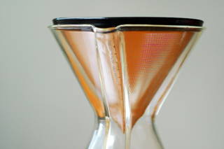 Metallfilter in der Chemex Kaffee zubereiten - der Filter macht's