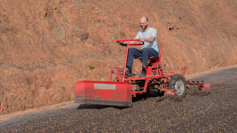 Hannes auf einer Kaffeekirschenverteilmaschine bei APAS