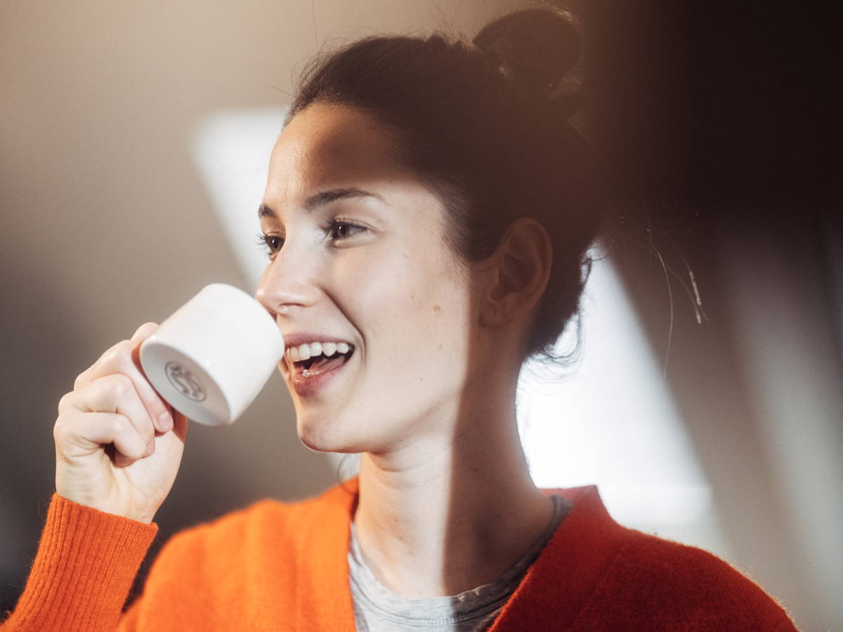 Anna beim Kaffee trinken