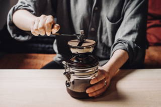 Kaffee mahlen in der Hario Canister