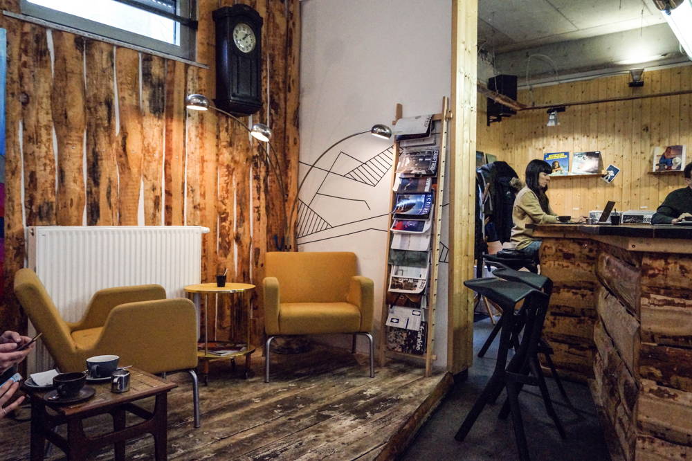 Der hintere Bereich des Cafés Sitzecke