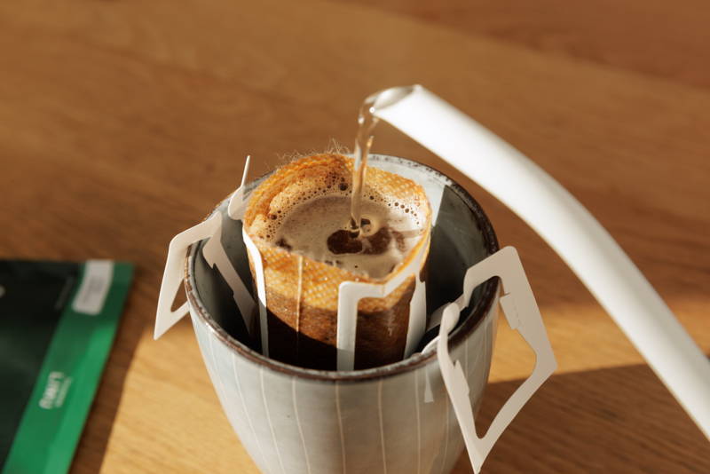 Drip Bag mit heißem Wasser füllen