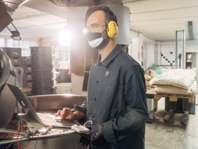 Hannes in der Rösterei