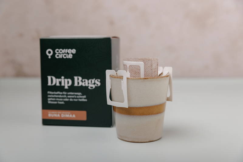 Verpackung der Drip Bags Buna Dimaa und die Verwendung in der Tasse
