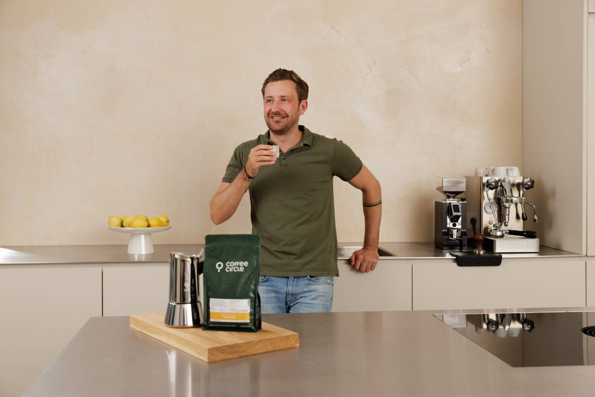 Genieße deinen frisch gebrühten Espresso.