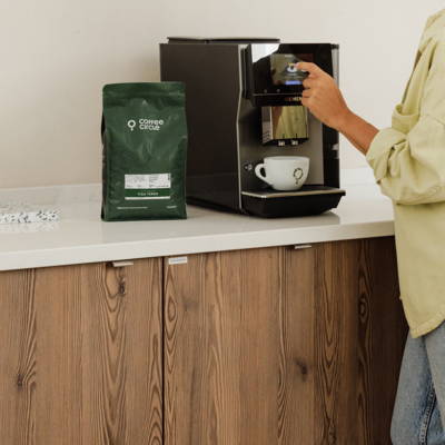 Tiga Terra Kaffee & Espresso neben einem Vollautomaten