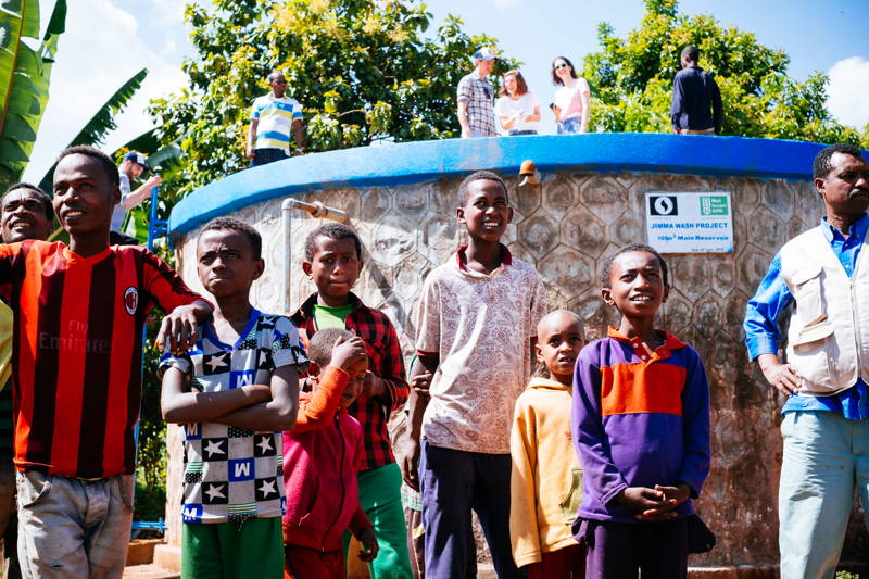 Von der Homecha Quelle fließt das Wasser über eine 13 km lange Leitung zuerst in zwei Wasserreservoirs und wird von dort aus in die jeweiligen Wasserkioske geleitet.