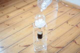 Eis und Wasser einfüllen Hario Water Dripper