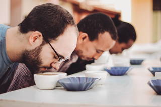 Cupping Cuppen neuer Kaffees in Äthiopien