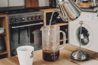 Lass' den Kaffee kurz blühen und gieße dann das Wasser auf Lass' den Kaffee kurz blühen und gieße dann das Wasser auf