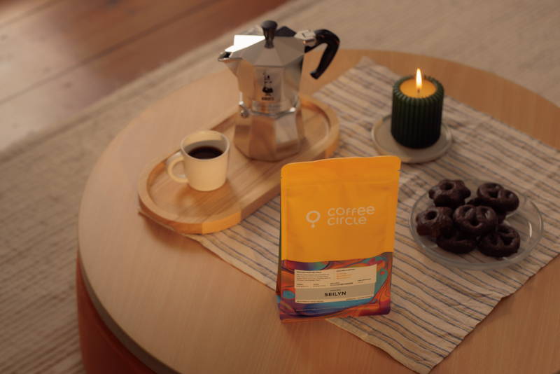 Bialetti mit einer Tasse Kaffee, Seilyn Espresso, Lebkuchen und einer Kerze