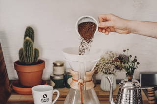 Fülle den Kaffee ein Fülle den Kaffee ein