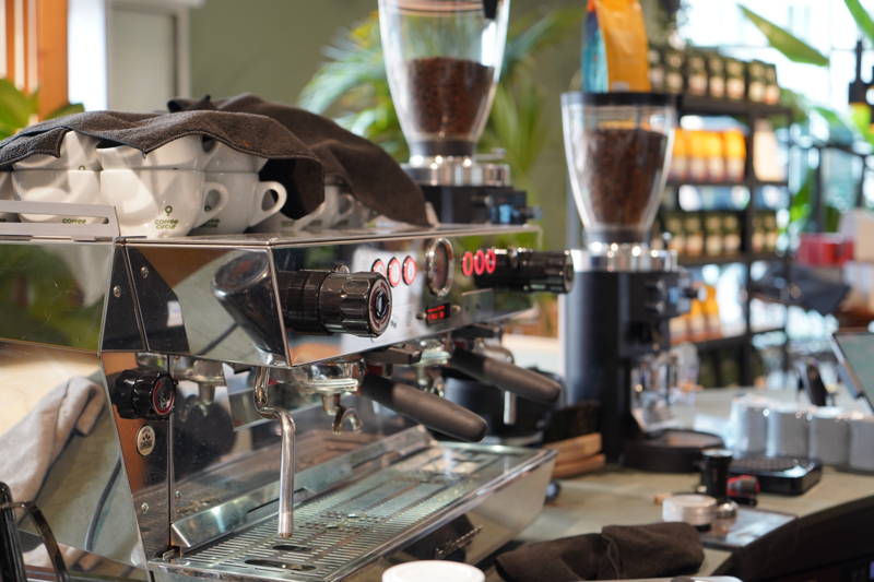 Coffee Circle Torstraße, Bild aus dem Innenraum, hinter der Bar, Espressosetup