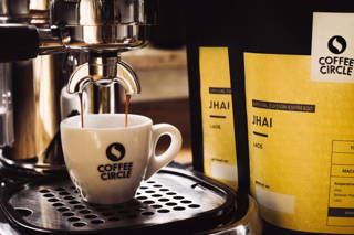 Jhai Espresso Jhai in der Espressomaschine