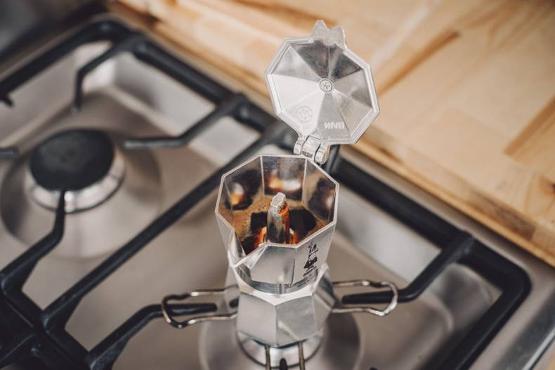 Observe and listen to the moka pot